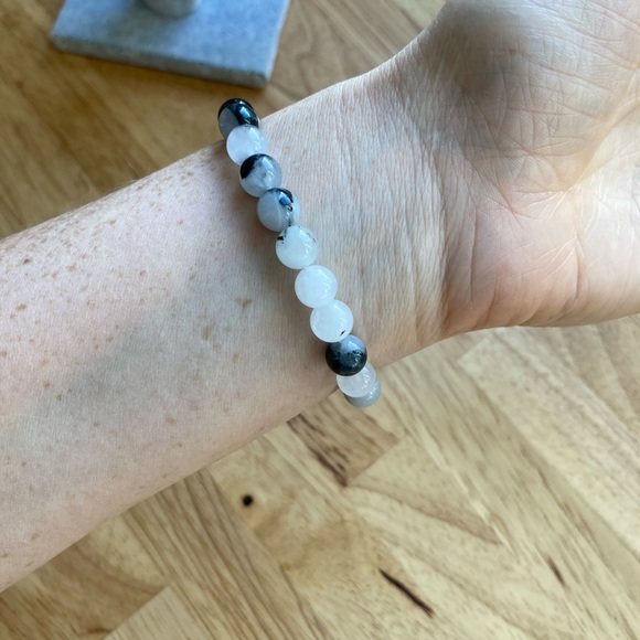 Lava rock diffuser bracelet with natural rutilated quartz stone beads - Picture 4 of 5